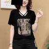 2024 Verão Nova Moda V-Neck Carta Impresso Manga Curta T-Shirt Feminino All-Match Slimming Trendy Top Base Camisa