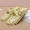 Verão 2026 Novos Meio Chinelos Vazados com Costas Abertas Femininos Roupa Externa Fundo Plano Respirável Solado Macio Moda Versátil Sapatos com Furos Tendência
