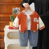 Traje de primavera para niño 2025, primavera y otoño, nuevo traje de béisbol con diseño de oso de dibujos animados para niños, chaqueta de estilo occidental, conjunto de tres piezas para niños