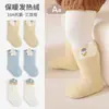 Meias para Recém-Nascidos Inverno Novo Estilo Forradas com Lã Grossas Desenho Animado Sem Costura Meias para Bebês para Recém-Nascidos e Bebês Outono e Inverno Meias de Cano Médio