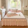 Faldón de cama acolchado estilo princesa pieza única modelo nuevo 2025 encaje sábana bajera protector de colchón cubierta de cama engrosada cubierta antipolvo