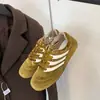 Tênis de treino alemão retrô de veludo dourado para mulheres, novo modelo outono 2026, tênis esportivos casuais versáteis de sola macia, tênis Forrest Gump de sola plana