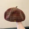 Boina retro de cuadros estilo coreano para otoño e invierno para mujer, versátil para uso urbano, hace que la cara se vea más pequeña, elegante sombrero de artista