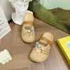 Nuevas sandalias de dedo caladas con diseño de mariposa azul para mujer, una opción de calzado de verano ligera y elegante, con suela antideslizante
