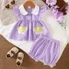 Ropa de Verano para Bebé Niña Rayas Moradas Cuello de Muñeca Parche Floral Top Pantalones Cortos de Linterna Conjunto de Dos Piezas al por Mayor en Stock