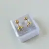 Aretes Mini Gota de Aceite Dorados de Acero de Titanio en Caja Aretes Sencillos de Tornillo Cuatro Hojas Pendientes de Marca Grande