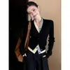 Elegante top de punto con bloques de color, de aspecto de dos piezas, con cuello en V, en el hombro derecho para mujer, nueva colección primavera 2026, elegante y versátil para el trabajo o el uso casual
