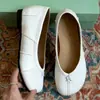 Pronta entrega sapatos de bico dividido plissados novo estilo feminino sapatos pé de porco sapatilhas azul enevoado raso sem cadarço sapatos de calçar único feminino