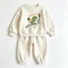 Conjunto de moletom para bebê para primavera e outono, com estampa fofa de dinossauro, um conjunto de duas peças para meninos, um conjunto casual e esportivo para bebês e crianças pequenas, moderno e legal