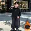 Conjunto de ropa de invierno para niños 2026 nuevo elegante bebé otoño e invierno chaqueta a cuadros conjunto de tres piezas ropa de invierno para niños