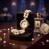 Venta al por mayor de relojes elásticos de cuarzo con perlas artificiales de doble fila en stock, relojes de pulsera con incrustaciones de diamantes transfronterizos y relojes de mujer con estampado floral