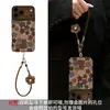 Funda floral retro con cordón adecuada para Apple 17pm, iPhone 15 silicona suave, 16 mate, 14 ventana grande