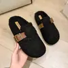 Zapatillas de algodón cálidas y de moda 2026 con diseño de hebilla de cuero peludo, para uso exterior de mujer, nuevo estilo otoño e invierno con forro de felpa