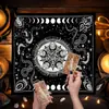 Mantel de Mesa con Cartas del Tarot, Mantel Decorativo en Tonos Oscuros, Resistente a Manchas, Mantel Antideslizante, Árbol Grande, Sol, Patrón Geométrico, Tela con Patrón Cuadrado
