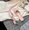 Nuevo esquema de colores para la colección de 2026: sandalias rosas, chic, con diseño de punta cerrada, parte trasera abierta y tacones gruesos