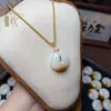 Jade Dorado de Seda de Xinjiang Jade Blanco Color Bonito Manchado Colgante Seguro Color Azúcar Hebilla de Seguridad de Jade Colgante Colgante de Jade Venta al por Mayor
