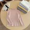 Novos estilos de outono e inverno: suéteres doces com acabamento em renda para meninas, peças básicas para bebês, blusas de tricô de manga comprida em cores de doce