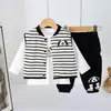 Conjunto de 3 Peças para Crianças: Colete Listrado Bordado com Cachorro de Desenho Animado para Primavera e Outono, Camiseta de Manga Longa, Calça Jogger