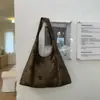 Bolso de hombro cruzado de cuero esmerilado con diseño floral hueco para mujer, nuevo bolso de mano tipo tote de gran capacidad de nicho para el trabajo 2026