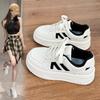 Zapatos blancos combinables para estudiantes, zapatillas de deporte de suela gruesa de alta gama para mujer, zapatillas de aumento de altura, zapatos casuales de nuevo estilo de otoño 2024 con falda