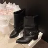 Botas Curtas com Salto Grosso Desgastadas Femininas Botas Western de Couro Bovino com Rebite Empilhado Retrô Botas de Cavaleiro para Calça Bico Fino com Tira de Fivela Pregueada
