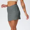 Saia atlética feminina com shorts embutido, apresentando design de cintura cruzada, adequada para treino de badminton, corrida e uso casual