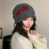 Gorro de punto retro para mujer con borde enrollado y cerezas, de gran circunferencia para la cabeza, perfecto para otoño e invierno, protege los oídos, cálido y estiliza el rostro