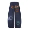Design tingido em spray com letras de pentagrama, calça de moletom com barra curva de perna larga para homens, calça larga e solta da moda niche hip-hop