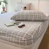 Conjunto de três peças de gaze de camada dupla com toque de algodão para maternidade e infância Classe A, lençol de baixo com elástico, capa de cama, amigável à pele, adequado para bebês, com fronha de estampa floral pequena