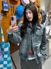 Jaqueta jeans estilosa de sarja lavada para o início do outono para mulheres, perfeita para a primavera e o outono, com um visual sofisticado, corte solto e estilo casual, ideal para baixinhas