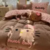 Fofo conjunto de roupa de cama de quatro peças com bordado de gato KT em veludo de leite para outono e inverno, capa de edredom espessa de veludo coral e conjunto de lençol de três peças
