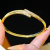 Moda Transfronteriza Europea y Americana Forma de Serpiente de Circonita Pulsera Geométrica Lujo Ligero Sensación de Alta Gama Pulsera Diseño de Nicho Joyería de Mano de Moda para Mujeres