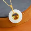 Anillo de seguridad hueco con incrustaciones de imitación de Jade Hetian Jade Blanco anillo de pan colgante collar para mujer con mariposa y flor chapado en oro