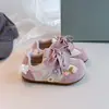 Sapatos para Meninas 2026 Novo Outono Tênis Respiráveis com Solado Macio para Crianças Sapatos de Treino Alemães Florais para Meninas Sapatos de Malha para Crianças Pequenas