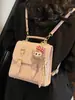 Mochila Pequena Estilo Faculdade 2025 Novo Estilo Moderno Bolsa de Ombro para Sair Mochila de Viagem Leve para Mulheres