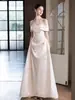 Vestido de noiva leve 2026 novo vestido de noivado francês de cetim simples ombro a ombro, estilo nicho de luxo leve