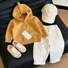 Roupas infantis coreanas coleção outono 2026 novo suéter fofo com capuz amarelo dopamina e calça reta para meninos e meninas