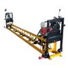 Los fabricantes suministran una máquina niveladora de aleación de aluminio autopropulsada con viga vibratoria para pavimento de hormigón con marco de viga triangular.
