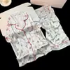 Conjunto de pijama de tres piezas de seda helada con gatitos para mujer, nuevo conjunto de verano de manga corta fina de seda helada imitación seda