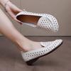 Sandálias Respiráveis de Solado Macio para Mulheres 2025 Verão Novo Sapatos de Mãe, Confortáveis e Versáteis Sapatos Flats com Recortes