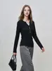 Otoño 2026 Nuevo Estilo Coreano Minimalista Cuello en V Botones Ajustado Color Sólido Versátil Elegante Top para Mujer 25712