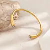 Diseño único de nicho pulsera de acero de titanio de alta calidad para mujer simple de acero inoxidable irregular cerrada divertida pulsera al por mayor