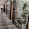 Fabricante de Jiangxi ofrece mamparas de oficina minimalistas de aleación de aluminio, incluyendo mamparas altas para edificios de oficinas y salas de conferencias, y mamparas de vidrio de una sola capa.