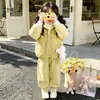 Conjunto de Tres Piezas de Terciopelo Plus para Otoño/Invierno Infantil 2026 Estilo Nuevo Muy Elegante Cálido Estilo Coreano para Niñas Bebé Ropa de Invierno Ropa Infantil