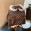 Mochila feminina super popular transfronteiriça, novo modelo outono 2026, mochila versátil da moda para o dia a dia, bolsa escolar requintada estilo universitário