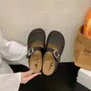 Meias-calçados Fechadas Populares Estilo Coreano com Solado Grosso Vazado Respirável para Mulheres, Novo Modelo Verão 2026, Sandálias Perfuradas Estilo Birkenstock para Uso Externo