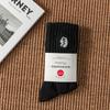 Calcetines para hombre, otoño e invierno, nuevos calcetines blancos y negros, modernos, absorbentes del sudor, deportivos, bordados, hasta media pantorrilla, calcetines de algodón para mujer.