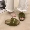 Pantuflas de felpa con diseño único estilo letra para mujer, nuevas de la versión coreana para otoño e invierno 2026, pantuflas peludas sin cordones