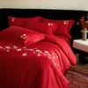 Algodão de Fibra Longa Bordado Rosa Cama de Casamento Vermelha Grande Conjunto de Quatro Peças Algodão Puro Presente de Casamento Luxo Leve e Sensação de Alta Qualidade