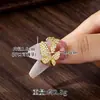 Anillo Abierto de Mariposa Incrustado de Diamantes Estilo Lujo Ligero Popular para Mujer, Anillo de Oro de Arena Vietnamita, Fabricante de Joyería Lujosa y Duradera